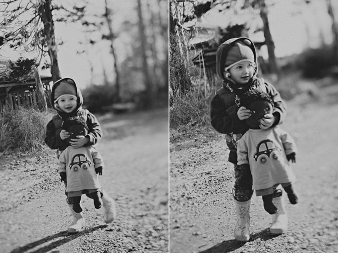 creative & candid photograph of young children on hornby island, vancouver island, bc (5)